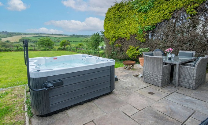 Trefin House | Gwestyr Wennol, Holiday Home Trefin, Sleeps 6, 3 bedrooms, bathrooms