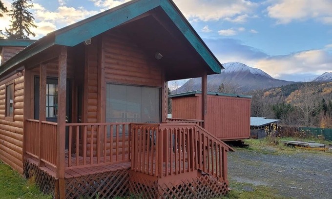 Cooper Landing Cabin | Gwin's Lodge & Roadhouse Est. 1952