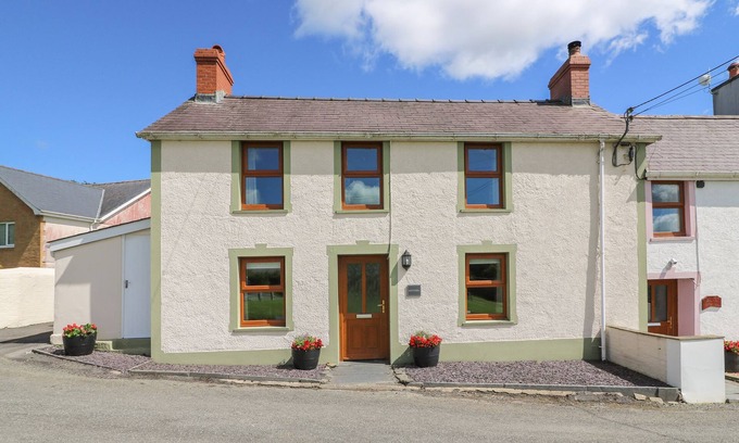 Newcastle Emlyn Cottage | GWYNFA, pet friendly, with a garden in Newcastle Emlyn