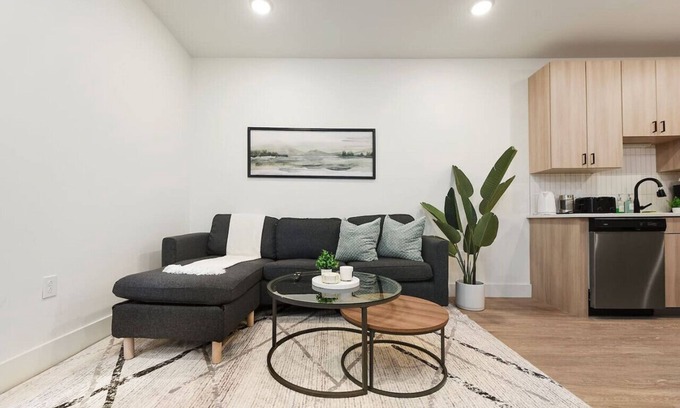 East Liberty Apartment | GYM+HULU+PARKING Near Shopping|Universities|UPMC