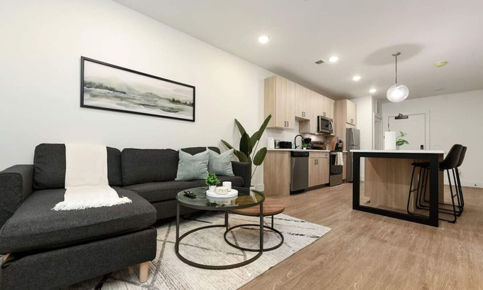 East Liberty Apartment | GYM+PARKING+HULU Near UPMC|Universities|Shopping