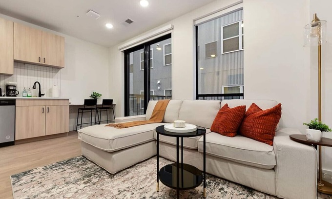 East Liberty Apartment | GYM+PARKING+HULU Near Universities|UPMC|Shopping