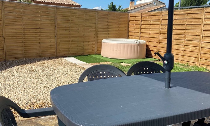 Lunel House | Hébergement 2 Chambres - 6 Personnes - Jardin - Jacuzzi - Animaux Acceptés