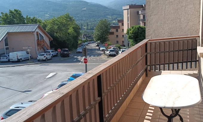 Embrun Apartment | Hébergement Proche Plan D'eau Nombreuses Activités Aquatiques