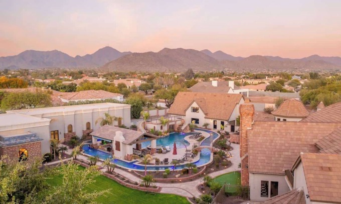Laurel Lane Estates House | HÓZHÓ Sunnyside | Lazy River | Indoor Pickleball