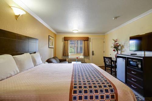 La Puente Hotel | Hacienda Inn