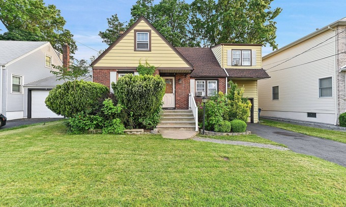 Hackensack House | Hackensack Meadow Retreat, 9 Mins to MetLife Stadium