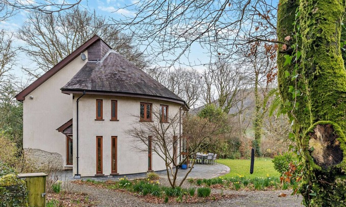 Llandovery House | Hafan Myrddin - Four Bedroom House, Sleeps 8