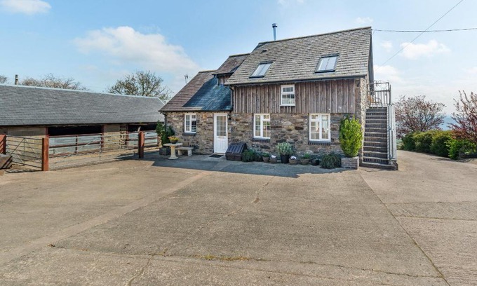 Llanfyllin House | Halfen Granary