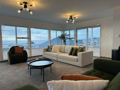 Rewa House | Hamblyn Heights Stunning Seaviews in New Plymouth