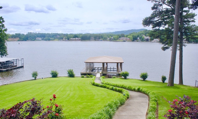 Rockwell House | Hamilton Happy Place (million dollar view) - Lake Retreat