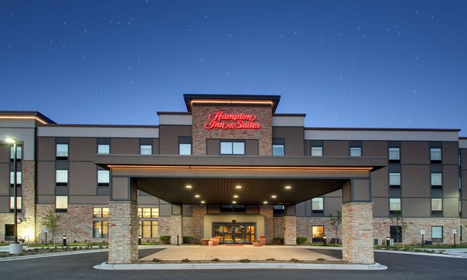 West Allis Hotel | Hampton Inn & Suites Milwaukee West