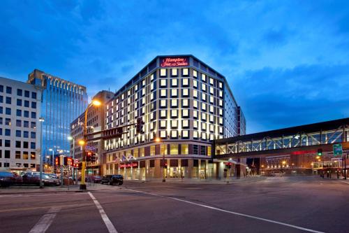 Downtown West Hotel | Hampton Inn & Suites - Minneapolis/Downtown