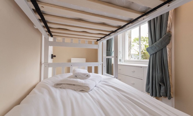 Pittenweem Apartment | Handsome stone house in the centre of Elie