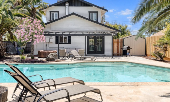 Hanford House | Hanford Sunny Oasis Downtown, with BBQ, Pool & Spa