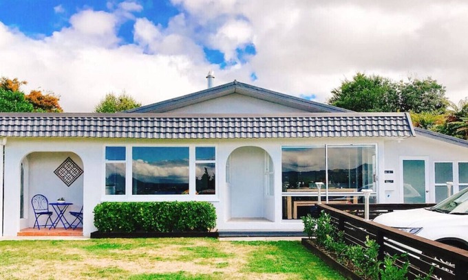 Taupo House | Hangout 22 - Great location with linen and Wi-Fi