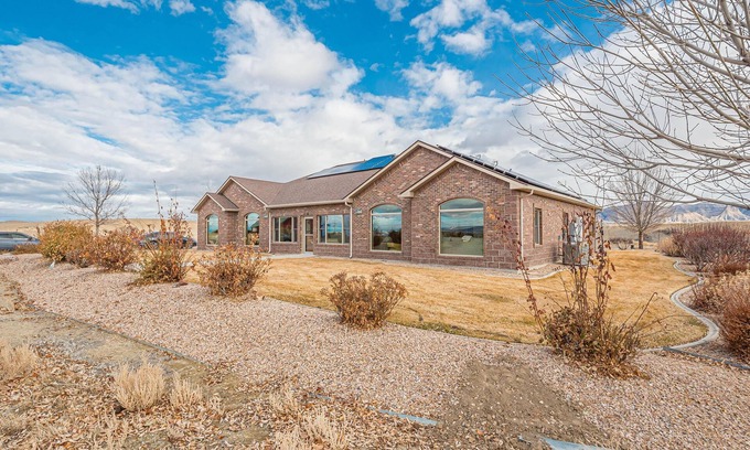 Grand Junction House | Hansel: Space, BLM Backdrop & BBQ Vibes!
