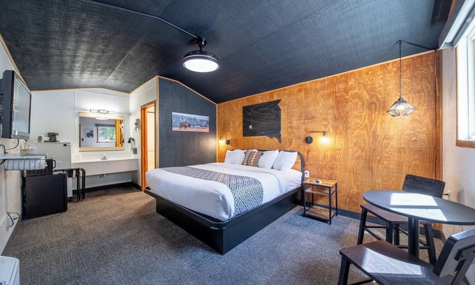 Pinnacles Entrance Badlands Hotel | Hansen Inn & Cabins, Cabin, Single King, No Smoking, No Pets