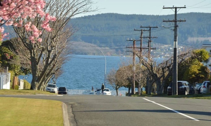 Taupo House | Happiness is Huia a block from the lake - Summer