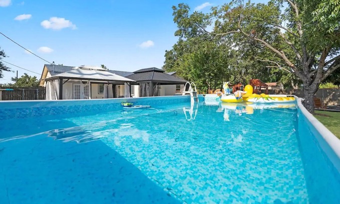Springwoods House | Happiness machine; Pool & h. tub, Domaine 10 min Downtown 20 minutes