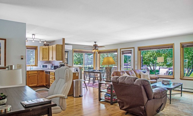 Carbondale Apartment | Happy Home - Sunny and Clean House near Downtown