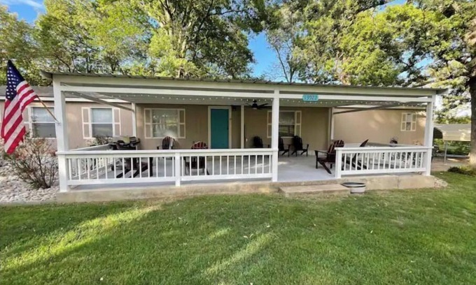 Kingston House | Happy Place in Buncombe - 1 mile to Lake Texoma