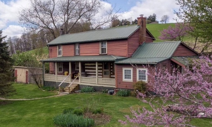 Spottswood Cabin | Happy Valley Log Cabin Farmhouse Shenandoah Valley