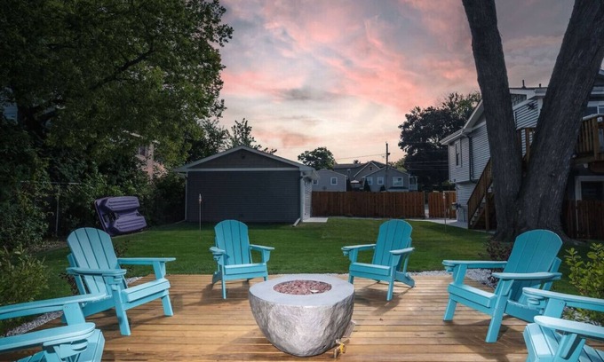 Fox Lake House | Harbor Clubhouse 3-Bed 3.5-Bath Modern Waterfront with Hot Tub & Pet Friendly