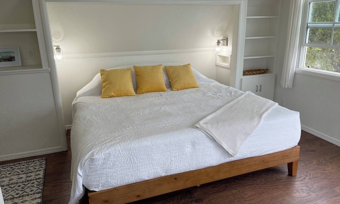Trinidad Bed & Breakfast | Harbor View Room - Studio-Style Suite with Panoramic Bay Views