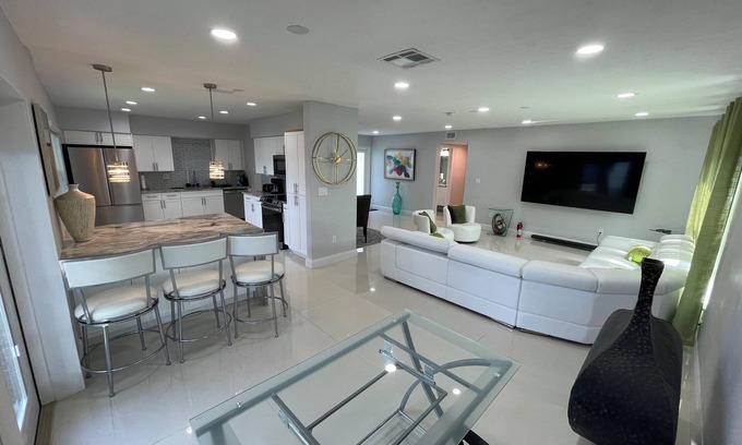 Carol City Villa | Hard rock house ~ 5 Min to stadium and events