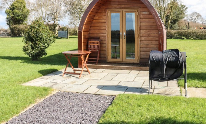 Overton-on-dee Cottage | HAREBELL, romantic, with a garden in Malpas
