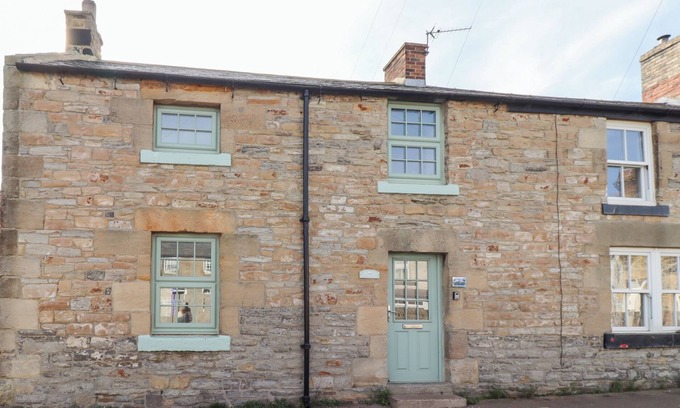 Seahouses Cottage | HARES FORM, pet friendly, with open fire in Seahouses