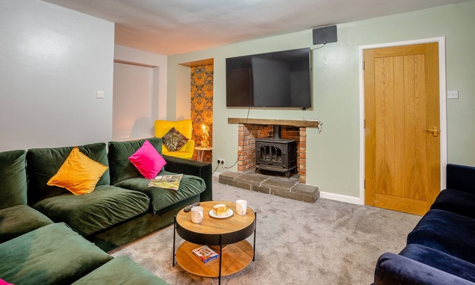 Brecon House | Harp Cottage - Four Bedroom House, Sleeps 6