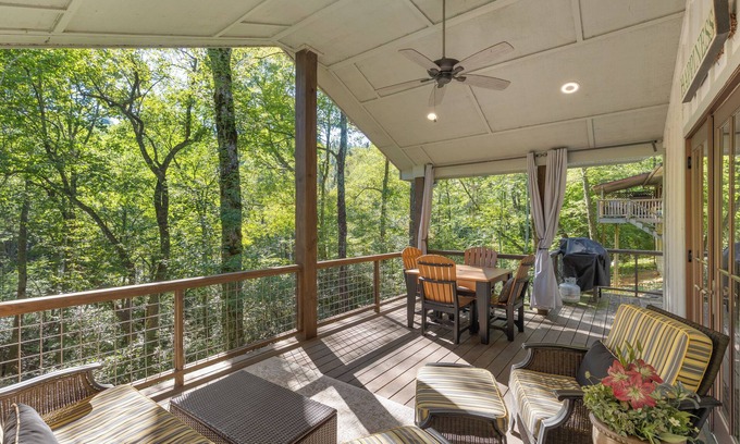 Highlands House | Harris Cottage - Stroll to Harris Lake! Cozy & Modern home