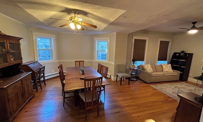 Cambridgeport Apartment | Harvard, B.U. M.I.T. Fenway Park convenient comfortable & spacious 3BR apartment