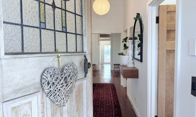 South Fremantle House | Harveys Beach house is located only minutes to South Beach and a variety of cafes and restaurants