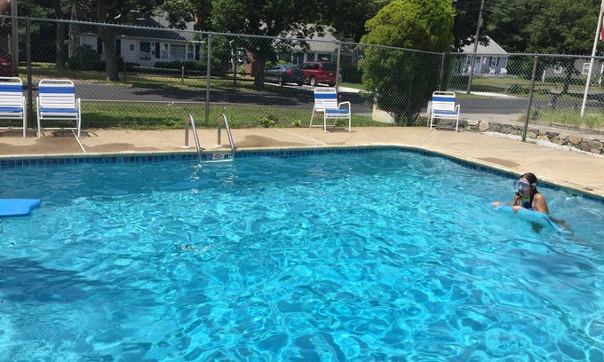 Bass River Cottage | has pool-1/2 mile to beach