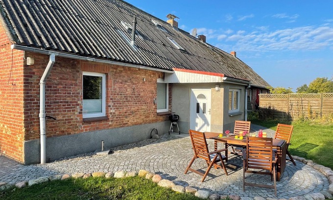 Am Salzhaff House | "Haus Landgang" for nature lovers, close to the beach, quiet, with a large garden