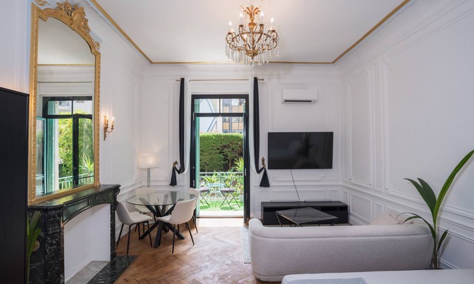 Gambetta Apartment | Haussmannian apartment in the heart of town -AC-