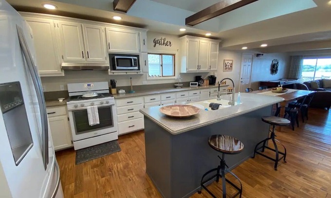 Havana House | Havana Lakeside Escape- Private Beach & Game Room!