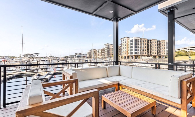 Downtown Wilmington Boat Rental | Haven - Pet Friendly Houseboat, Downtown Wilmington