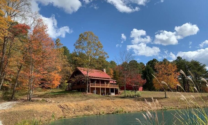 Laurelville House | Hawking Pond Cabin - Located in Hocking Hills, Ohio.