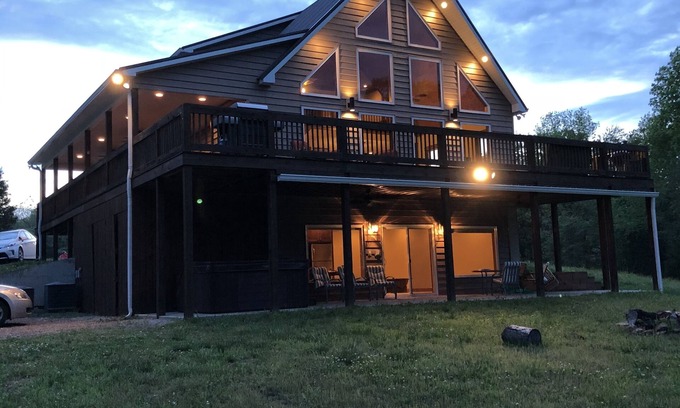 Clarkson House | Hawk’s Pointe-NEWLY REMODELED-Waterfront-Hot tub-Luxury and peaceful