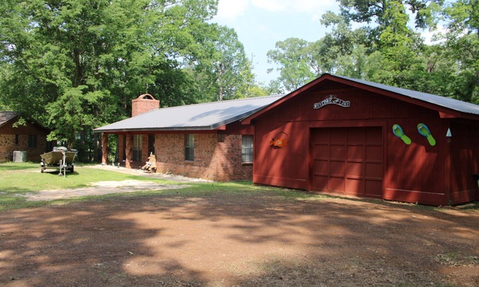 Hemphill House | Hawthorne Fish & Fun LakehousenGame room, wet bar, fire ring, and floating dock.