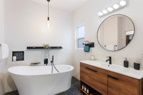 Richmond Apartment | Hawthorne House C - A+ Location!