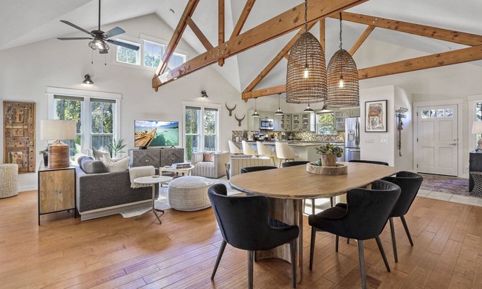 Dripping Springs House | Haydon House in Dripping Springs | Modern 2/2 with Relaxing Outdoor Living Space