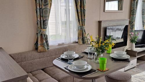 Hayling Island House | Hayling Island Holiday Park Holiday Home Sleeps 4