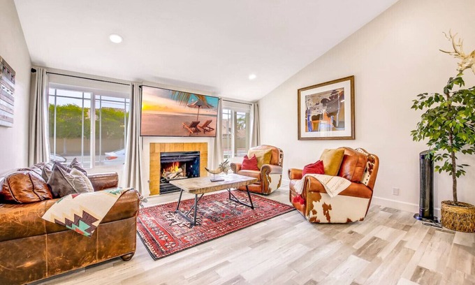Yorktown Condo | HB4A-Southwestern Vibe amid the cool CA beach