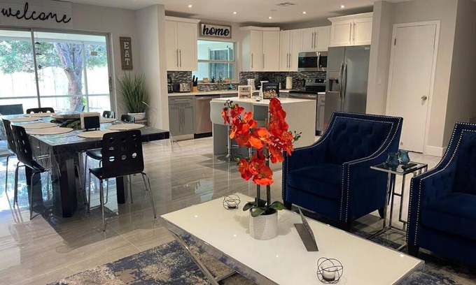 North Miami House | Heart of Miami Luxury Home 4BR Pool 5 Min Beach
