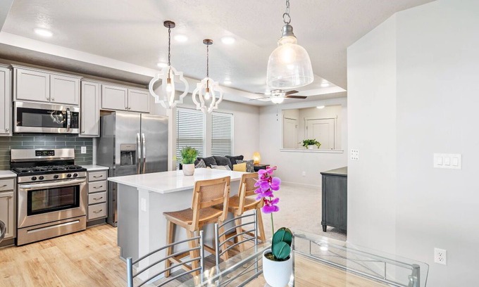 Nampa House | Heart of Nampa-Hot Tub-Fenced Yard-Full Kitchen
